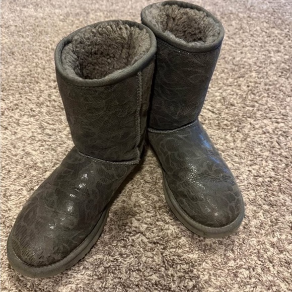 UGG Shoes - Gray Short Ugg Boots (size 6)